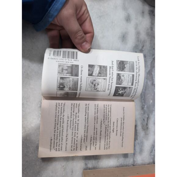 Debbie Macomber Paperback Novel Bundle: Starry Night & Starting Now - Picture 4 of 9